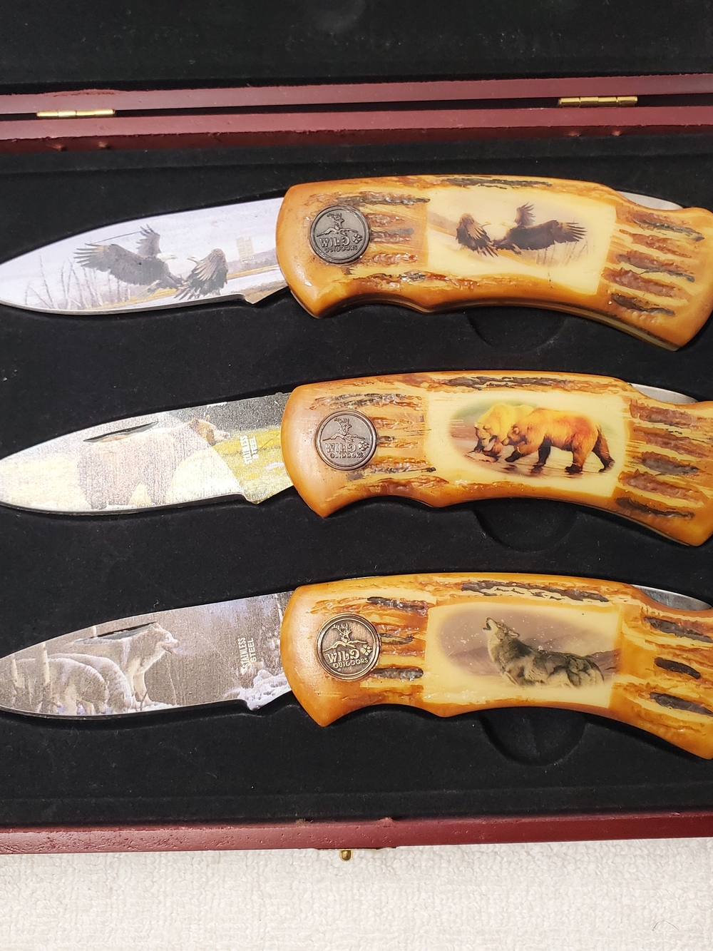 Wild Outdoors 3 Piece Lockback Folding Pocket Knife Artwork Blade Set Wooden Box